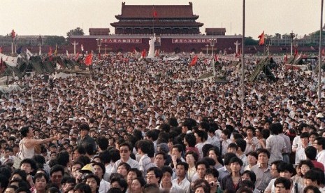 Ratusan ribu mahasiswa dan masyarakat Cina melakukan aksi unjuk rasa di lapangan Tiananmen Beijing 