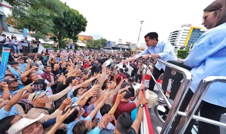  Ratusan ribu massa para pendukung pasangan calon presiden dan wakil presiden Prabowo Subianto-Gibran Rakabuming Raka memadati wilayah Lapangan Indonesia Kaya hingga alun-alun Simpang Lima Kota Semarang, saat mengikuti kegiatan kirab kebangsaan paslon nomor urut 2 tersebut , pada Ahad (28/1/2024).