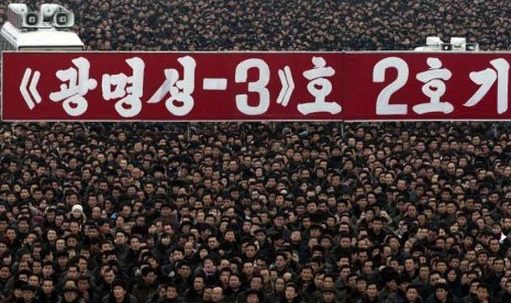  Ratusan ribu warga Korea Utara merayakan keberhasilan peluncuran roket Unha-3 di lapangan Kim Il Sung di Pyongyang, Korea Utara, Jumat (14/12). (AP/Ng Han Guan)