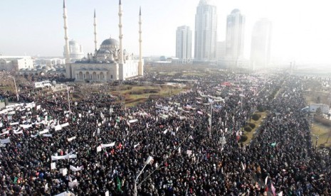 Ratusan ribu warga Republik Chechnya demo menentang majalah Charlie Hebdo.