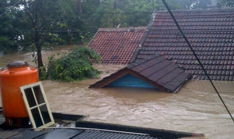 Ratusan rumah warga di Perumahan Pondok Gede Permai, Jatiasih, Bekasi terendam setinggi atap rumah akibat jebolnya tanggul Kali Cikeas, Jumat (18/1) pagi.