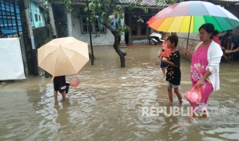 Ratusan rumah warga di tiga desa di Kecamatan Patrol, Kabupaten Indramayu terendam banjir dengan ketinggian  bervariasi sekitar 30 - 60 cm, Senin (5/2). Banjir terjadi akibat hujan lebat.