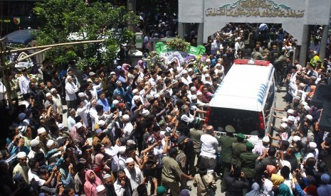 Ratusan santri dan pelayat mengantarkan mobil ambulans yang membawa jenazah KH Hasyim Muzadi di Pondok Pesantren Al Hikam, Cenggerayam, Malang, Jawa Timur, Kamis (16/3). 