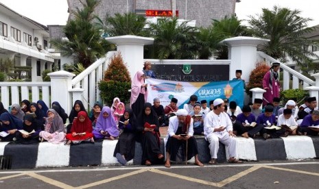 Ratusan santri di Kota Sukabumi mengaji di jalanan atau ngaji on the street untuk mengisi amalan di bulan Ramadhan di depan Balai Kota Sukabumi Selasa (29/5).