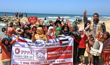 abdillah onim bersama ratusan santri graha tahfidz daarul quran gaza, palestina, tengah menikmati liburan di pantai gaza