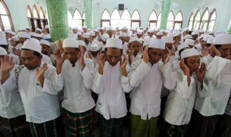 Ratusan santri melaksanakan Salat Ghaib di Pondok Pesantren Nurul Ulum, Blitar, Jawa Timur, Senin (14/9).