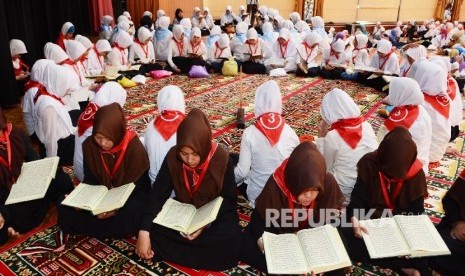 Ratusan santri melantunkan ayat-ayat suci al-quran pada acara khataman Quran (Ilustrasi)