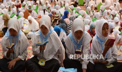 Ratusan santri melantunkan ayat-ayat suci al-quran pada acara Khataman Quran yang di laksanakan di kantor Pertamina Jakarta, Kamis (23/6).  (Republika/ Darmawan)