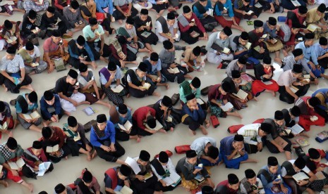 Ratusan santri membaca Al Quran saat tadarus massal awal Ramadhan 1440 H di Pesantren Ar-Raudhatul Hasanah, Medan, Sumatera Utara, Senin (6/5/2019). 