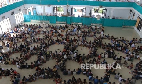 Ratusan santri Pesantren Ar-Raudhatul Hasanah membaca AlQuran ketika melaksanakan tadarus massal pada awal Ramadan 1437 H, di Medan, Sumatera Utara, Senin (6/6).