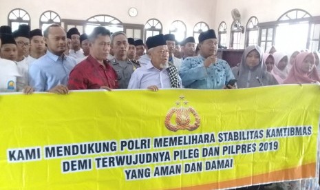 Ratusan santri Ponpes Darussalam Al-Qur'ani, Kandanghaur, Kabupaten Indramayu menggelar deklarasi Mendukung Polri Memelihara Stabilitas Kamtibmas Demi Terwujudnya Pileg dan Pilpres 2019 yang Aman dan Damai, Kamis (17/1). Deklarasi dilakukan di Ponpes Darussalam Al-Qur'ani. 