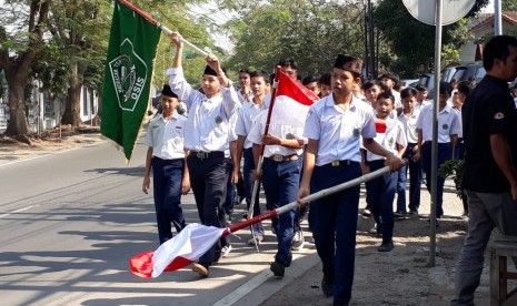 Ratusan santri Ponpes Sukamiskin, Kota Bandung melakukan longmarch menyambut Hari Santri.