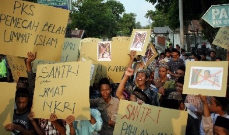  Ratusan Santri yang tergabung dalam Aliansi Santri se-Karesidenan Kediri berunjuk rasa di depan kantor DPD PKS Kediri, Jatim, Sabtu (5/7).