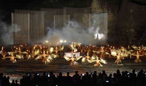 Ratusan seniman menampilkan Tari Cak Kolosan saat syukuran penyelesaian patung Garuda Wisnu Kencana (GWK) di Jimbaran, Bali, Sabtu (4/8). Patung setinggi 121 meter tersebut terdiri dari 754 modul dirancang selama 28 tahun oleh seniman Nyoman Nuarta yang nantinya akan digunakan untuk menyambut para delegasi Pertemuan Tahunan Dana Moneter Internasional-Bank Dunia (Annual Meeting IMF-WB) 2018. 