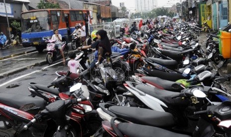 Ratusan sepeda motor milik warga Kampung Pulo terparkir di Jalan Jatinegara Barat, Jakarta Timur, (10/2).(Republika/Rakhmawaty La'lang)