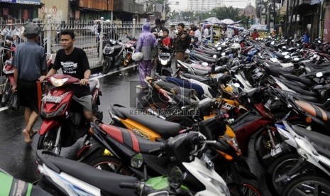 Ratusan sepeda motor milik warga Kampung Pulo terparkir di Jalan Jatinegara Barat, Jakarta Timur, (10/2).(Republika/Rakhmawaty La'lang)