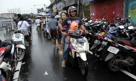 Ratusan sepeda motor milik warga Kampung Pulo terparkir di Jalan Jatinegara Barat, Jakarta Timur, (10/2).(Republika/Rakhmawaty La'lang)