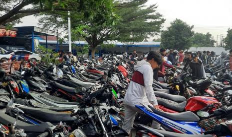 Ratusan sepeda motor yang ditertibkan dari aksi balap liar diamankan di halaman kantor Satlantas Polres Semarang, Ungaran, Kabupatrn Semarang, Senin (20/6). Sedikitnya 148 sepeda motor dan satu mobil diamankan dalam razia balap liar yang digelar Satlantas Polres Semarang, Ahad (19/6) dini hari.