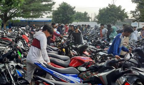 Ratusan sepeda motor yang ditertibkan dari aksi balap liar diamankan di halaman kantor Satlantas Polres Semarang, Ungaran, Kabupatrn Semarang, Senin (20/6). Sedikitnya 148 sepeda motor dan satu mobil diamankan dalam razia balap liar yang digelar Satlantas Polres Semarang, Ahad (19/6/2022) dini hari.