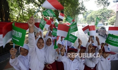 Ratusan siswa bersiap untuk menyambut kedatangan Raja Salman di sekitaran Istana Bogor, Jawa Barat, Rabu (1/3).