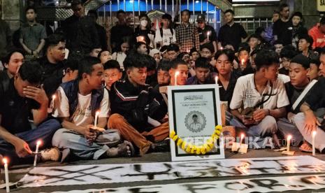 Ratusan siswa dan alumni SMKN 4 Kota Semarang menggelar doa untuk Gamma di Semarang, Jawa Tengah, Jumat (29/11/2024) malam.