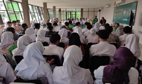 Ratusan siswa dan guru dari sejumlah SMA (Sekolah Menengah Atas), SMK (Sekolah Menengah Kejuruan), dan MA (Madrasah Aliyah) se-Jabodetabek mengikuti pelatihan talenta. Kegiatan yang digelar di ruang Lounge Universitas Nasional (Unas) Jakarta ini dalam rangkaian kegiatan Karantina FLS2N (Festival Lomba Seni Siswa Nasional) 2023 yang diselenggarakan Kementerian Pendidikan, Kebudayaan & Ristek RI, Balai Pembinaan Talenta.