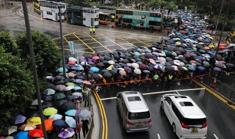 Ratusan siswa dan guru melakukan aksi unjuk rasa di Hong Kong, Sabtu (17/8).