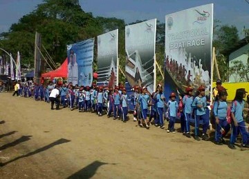 Ratusan siswa mendatangi Danau Cipule untuk memberikan dukungan kepada tim kano Indonesia.