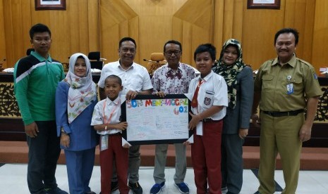 Ratusan siswa SD Negeri Menanggal 601 Surabaya mengunjungi ruang sidang paripurna gedung DPRD Kota Surabaya Jalab Yos Sudarso, Embong Kaliasin, Genteng, Senin (18/11).