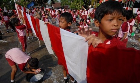 Ratusan siswa SD terlibat dalam pencucian bendera secara massal di Solo, Jateng, Sabtu (13/8). Kegiatan tersebut bertujuan meningkatkan nilai nasionalisme siswa sekaligus menyambut datangnya HUT RI ke-66 pada 17 Agustus mendatang.