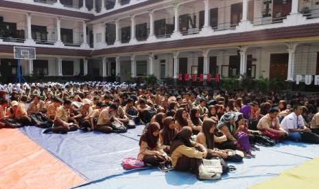 Ratusan siswa-siswi SMA Negeri 1 Purwakarta mengikuti kegiatan Seminar Literasi dan Jurnalistik serta Seminar Techno Enterpreneurship di lingkungan sekolah SMAN 1 Purwakarta, Sabtu (11/8).