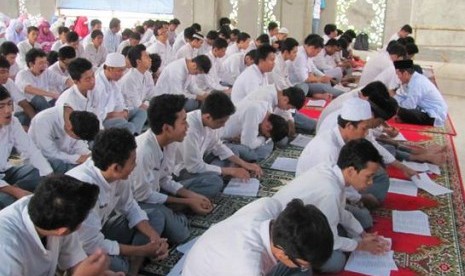 ratusan siswa sma 106 jakarta mengikuti kegiatan zikir dan doa jelang ujian nasional