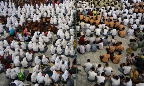 Ratusan siswa SMA melakukan doa bersama jelang Ujian Nasional (UN) di Masjid Agung Sidoarjo, Jawa Timur, Rabu (30/3).