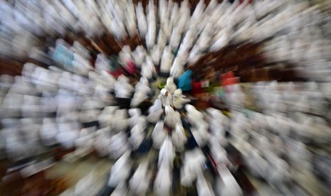 Ratusan siswa SMA melakukan doa bersama jelang Ujian Nasional (UN) di Masjid Agung Sidoarjo, Jawa Timur, Rabu (30/3).