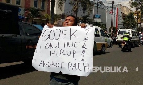 Ratusan sopir angkot berunjuk rasa di Halaman Gedung DPRD Kota Tasikmalaya untuk menutup layanan ojek daring, Rabu (26/7).