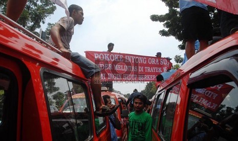 Ratusan sopir angkutan kota Koperasi Wahana kalpika (KWK) jurusan Muara Karang-Pantai Indah kapuk dan Bus Kopami B 02 jursusan Senen-Muara Karang saat melakukan demonstrasi di depan gedung Balai Kota, Jakarta Pusat, Selasa (11/2).