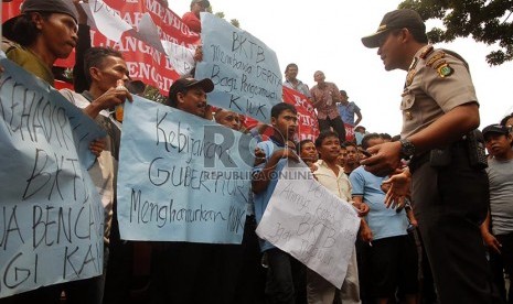 Ratusan sopir angkutan kota Koperasi Wahana kalpika (KWK) jurusan Muara Karang-Pantai Indah kapuk dan Bus Kopami B 02 jursusan Senen-Muara Karang saat melakukan demonstrasi di depan gedung Balai Kota, Jakarta Pusat, Selasa (11/2).