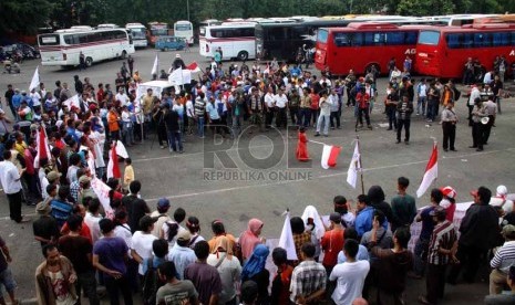   Ratusan sopir, kernet dan pedagang kaki lima sekitar terminal Lebak Bulus, Jakarta, Senin (6/1), melakukan aksi unjuk rasa menolak penutupan terminal.   (Republika/Yasin Habibi)