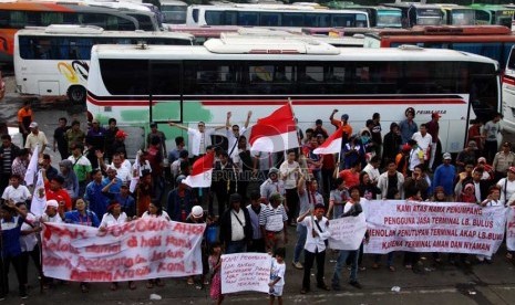   Ratusan sopir, kernet dan pedagang kaki lima sekitar terminal Lebak Bulus, Jakarta, Senin (6/1), melakukan aksi unjuk rasa menolak penutupan terminal.   (Republika/Yasin Habibi)