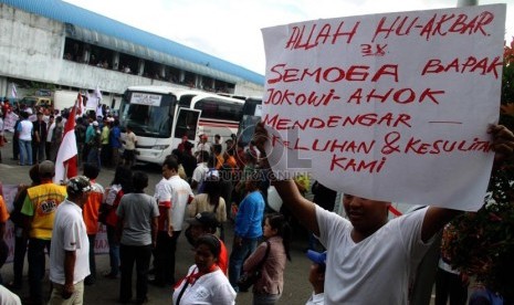   Ratusan sopir, kernet dan pedagang kaki lima sekitar terminal Lebak Bulus, Jakarta, Senin (6/1), melakukan aksi unjuk rasa menolak penutupan terminal.   (Republika/Yasin Habibi)