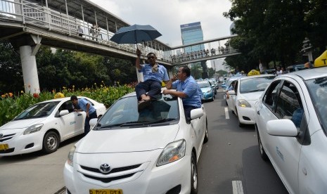 Ratusan supir taksi demo menolak keberadaan angkutan taksi online. ilustrasi