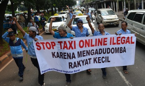 Ratusan supir taksi demo menolak keberadaan angkutan umum online di Jalan Jenderal Sudirman, Jakarta, Selasa (22/3).