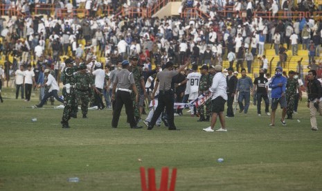 Ratusan suporter PSIM Yogyakarta masuk ke lapangan saat laga Piala Indonesia di Stadion Sultan Agung, Bantul, DI Yogyakarta, Selasa (11/12/2018). Laga PS Tira kontra PSIM Yogyakarta dihentikan karena ratusan suporter PSIM Yogyakarta masuk ke lapangan dan merusak perangkat pertandingan seperti jaring gawang dan papan iklan.