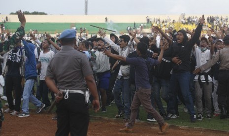 Ratusan suporter PSIM Yogyakarta masuk ke lapangan saat laga Piala Indonesia di Stadion Sultan Agung, Bantul, DI Yogyakarta, Selasa (11/12/2018). Laga PS Tira kontra PSIM Yogyakarta dihentikan karena ratusan suporter PSIM Yogyakarta masuk ke lapangan dan merusak perangkat pertandingan seperti jaring gawang dan papan iklan.