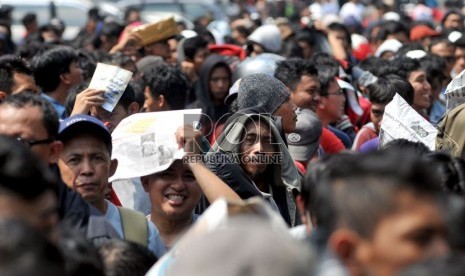   Ratusan suporter timnas Indonesia rela mengantre tiket pertandingan Indonesia melawan Arab Saudi di Gelora Bung Karno,Jakarta,Sabtu (23/3).  (Republika/Prayogi)