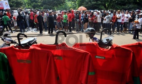   Ratusan suporter timnas Indonesia rela mengantre tiket pertandingan Indonesia melawan Arab Saudi di Gelora Bung Karno,Jakarta,Sabtu (23/3).  (Republika/Prayogi)