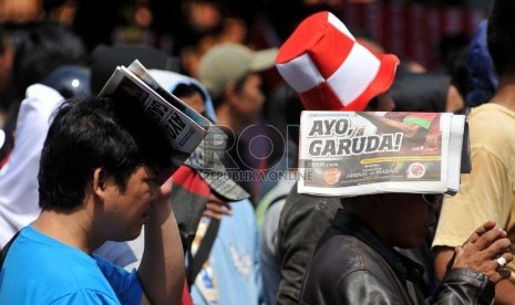   Ratusan suporter timnas Indonesia rela mengantre tiket pertandingan Indonesia melawan Arab Saudi di Gelora Bung Karno,Jakarta,Sabtu (23/3).  (Republika/Prayogi)