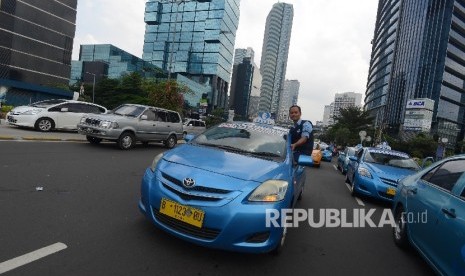 Ratusan Taksi melakukan aksi di Jalan Thamrin, Jakarta Pusat, Selasa (22/3).