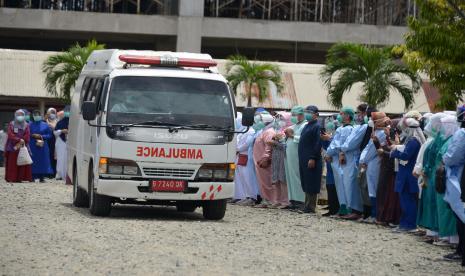 Ratusan tenaga medis melepas pemberangkatan jenazah dokter yang meninggal akibat COVID-19 