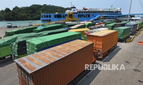 Ratusan truk yang akan menyeberang ke Pulau Sumatera antre saat akan memasuki kapal roro di Dermaga 4 Pelabuhan Merak, Banten, Sabtu (21/12/2019).